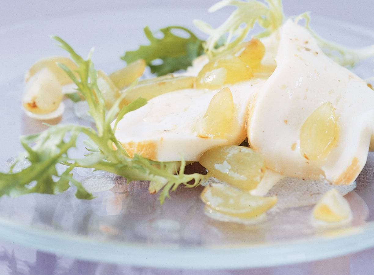 Frisée met Chaumes en druivendressing