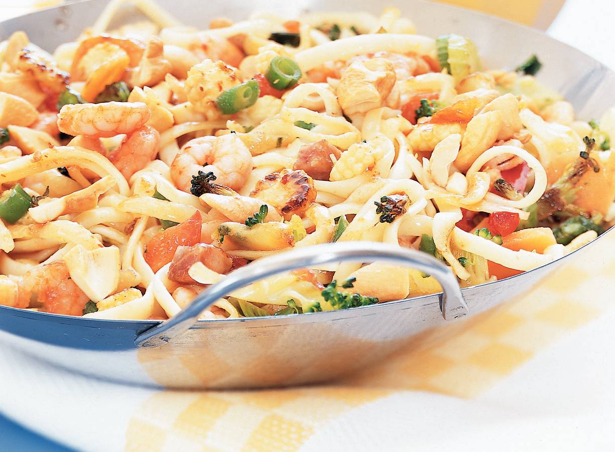 Thaise noedels met garnalen en cashewnoten