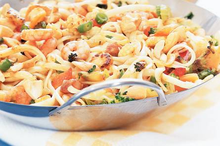 Thaise noedels met garnalen en cashewnoten