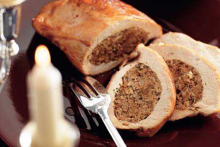Kalkoenfricandeau met saucijsjes-tijmvulling