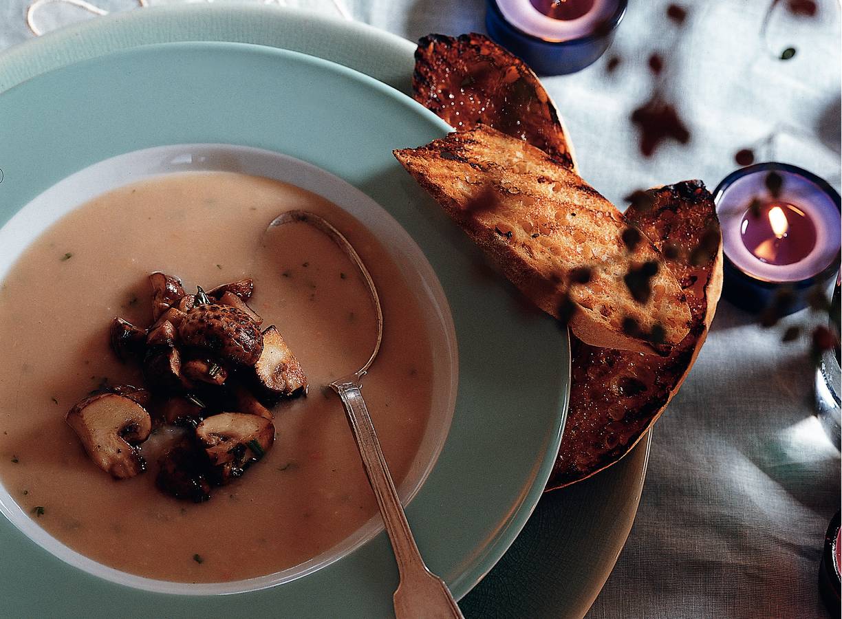 Witte-bonensoep met kastanjechampignons en rozemarijn-bruschetta