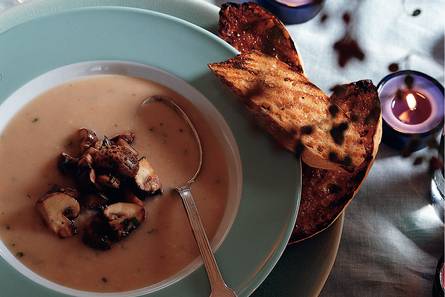 Witte-bonensoep met kastanjechampignons en rozemarijn-bruschetta