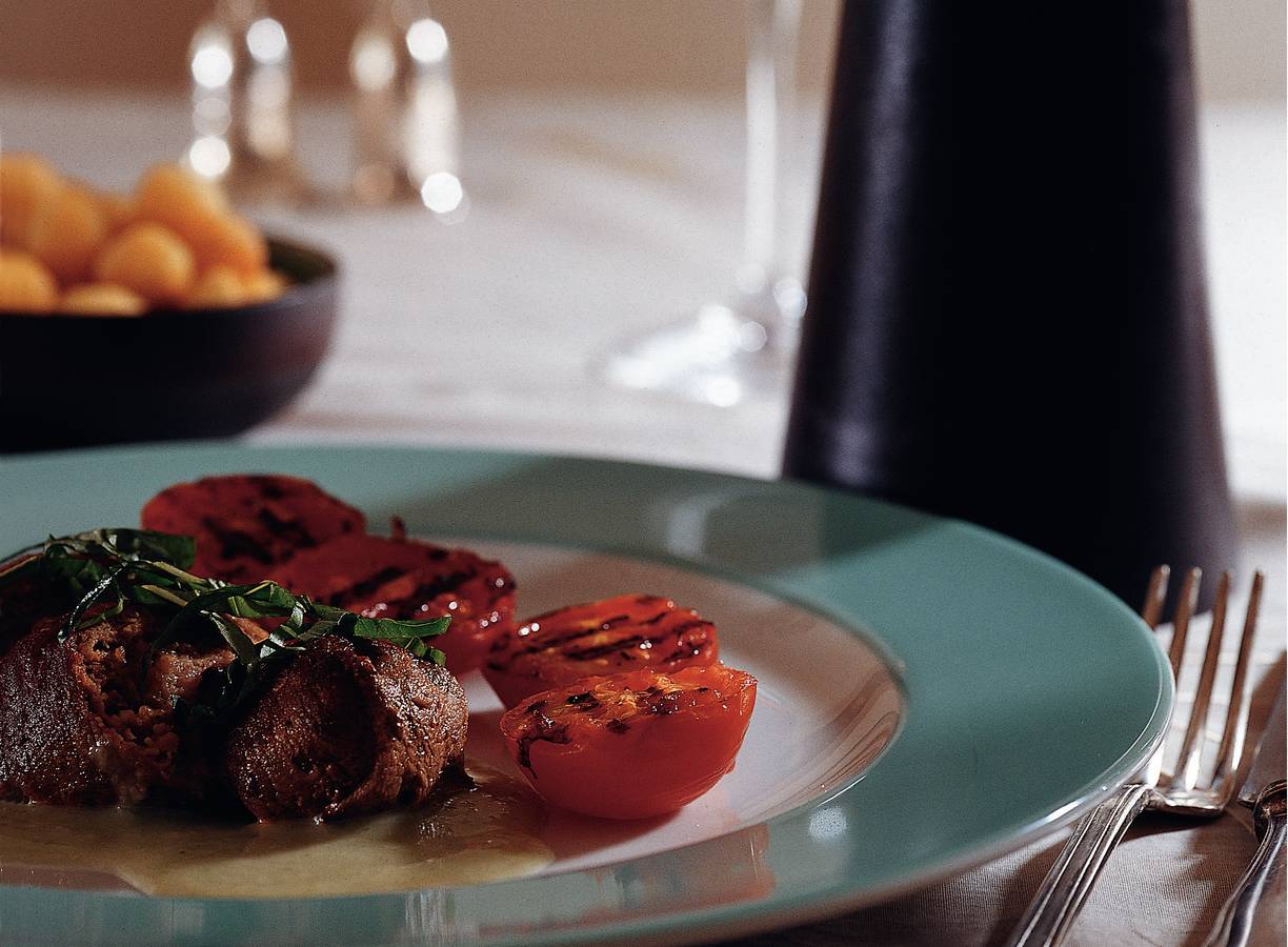 Gevulde kalfsrolletjes met komkommersaus en gegrilde tomaten