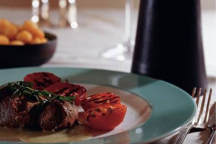 Gevulde kalfsrolletjes met komkommersaus en gegrilde tomaten