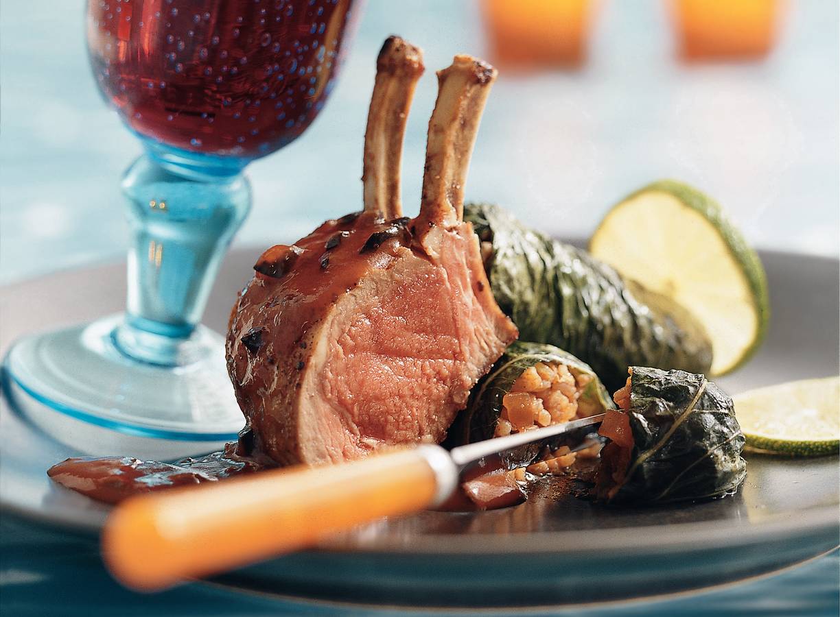Geroosterd french rack met paksoi-dolmades