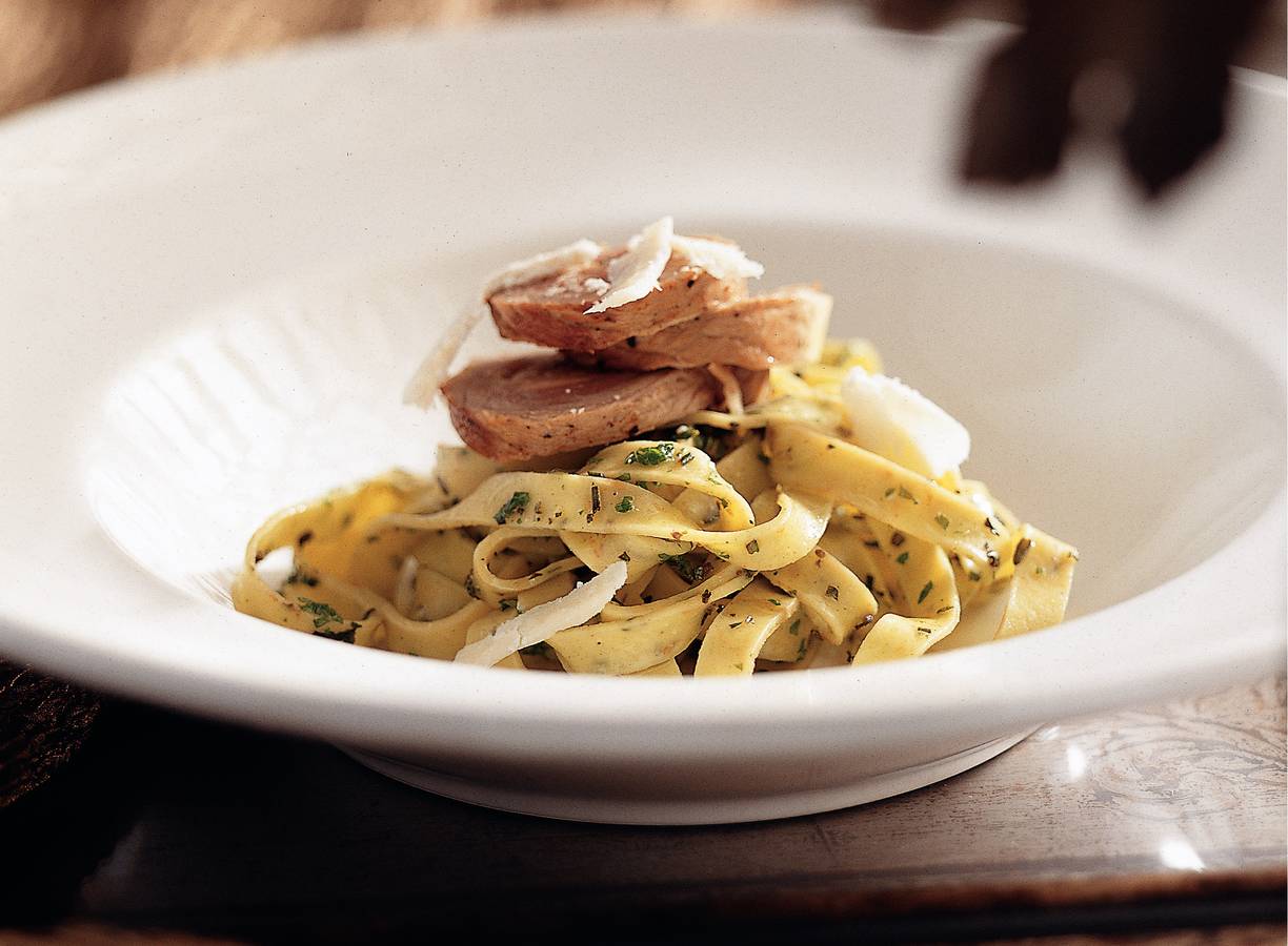 Tagliatelle alle erbe met saltimboccarolletjes