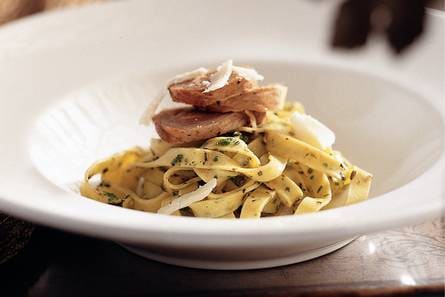Tagliatelle alle erbe met saltimboccarolletjes