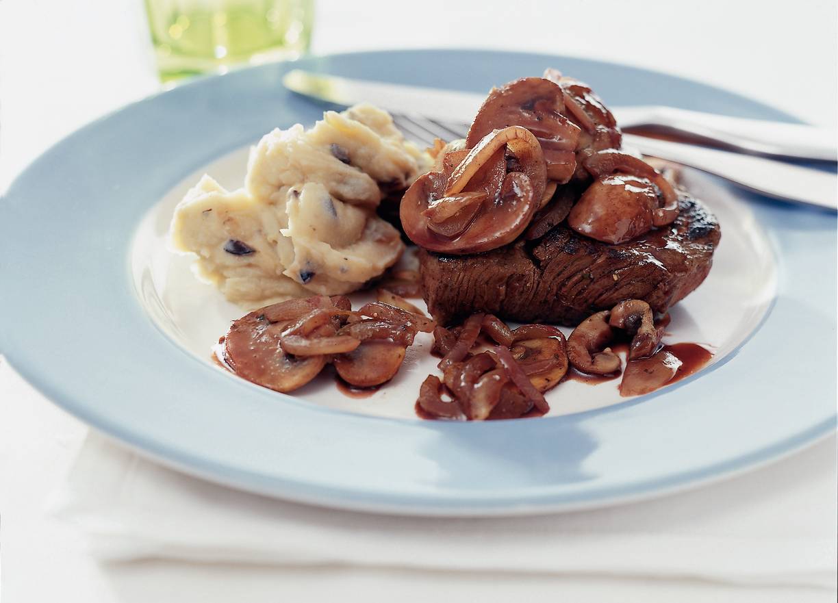 Biefstukjes met champignons en rode wijn