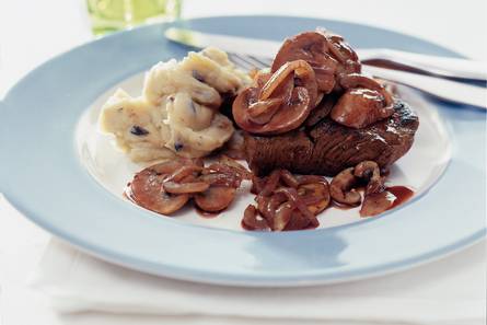 Biefstukjes met champignons en rode wijn