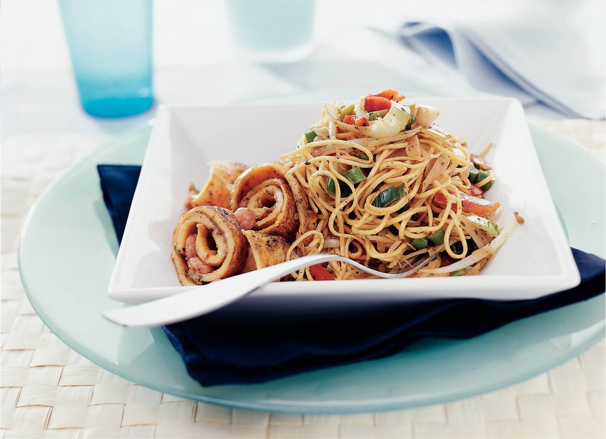 Chinese mie met garnalenomelet