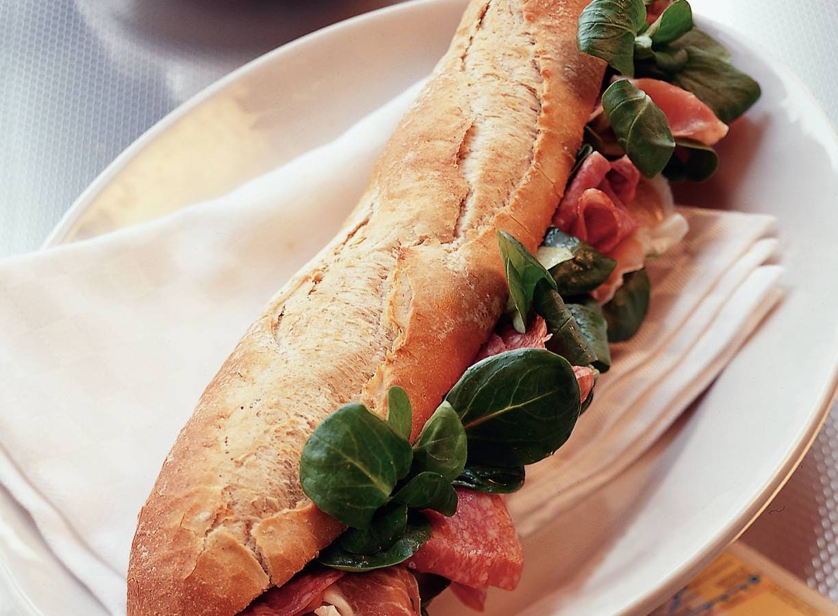 Le Champain met 3 Franse delicatessen