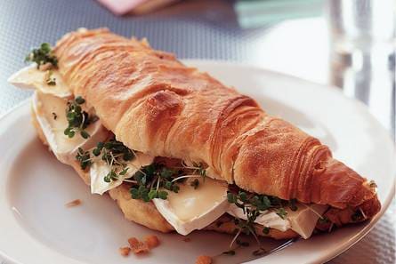 Croissant met brie en gember