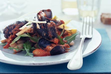 Witte-bonensalade met mosselen en tonijnsaus