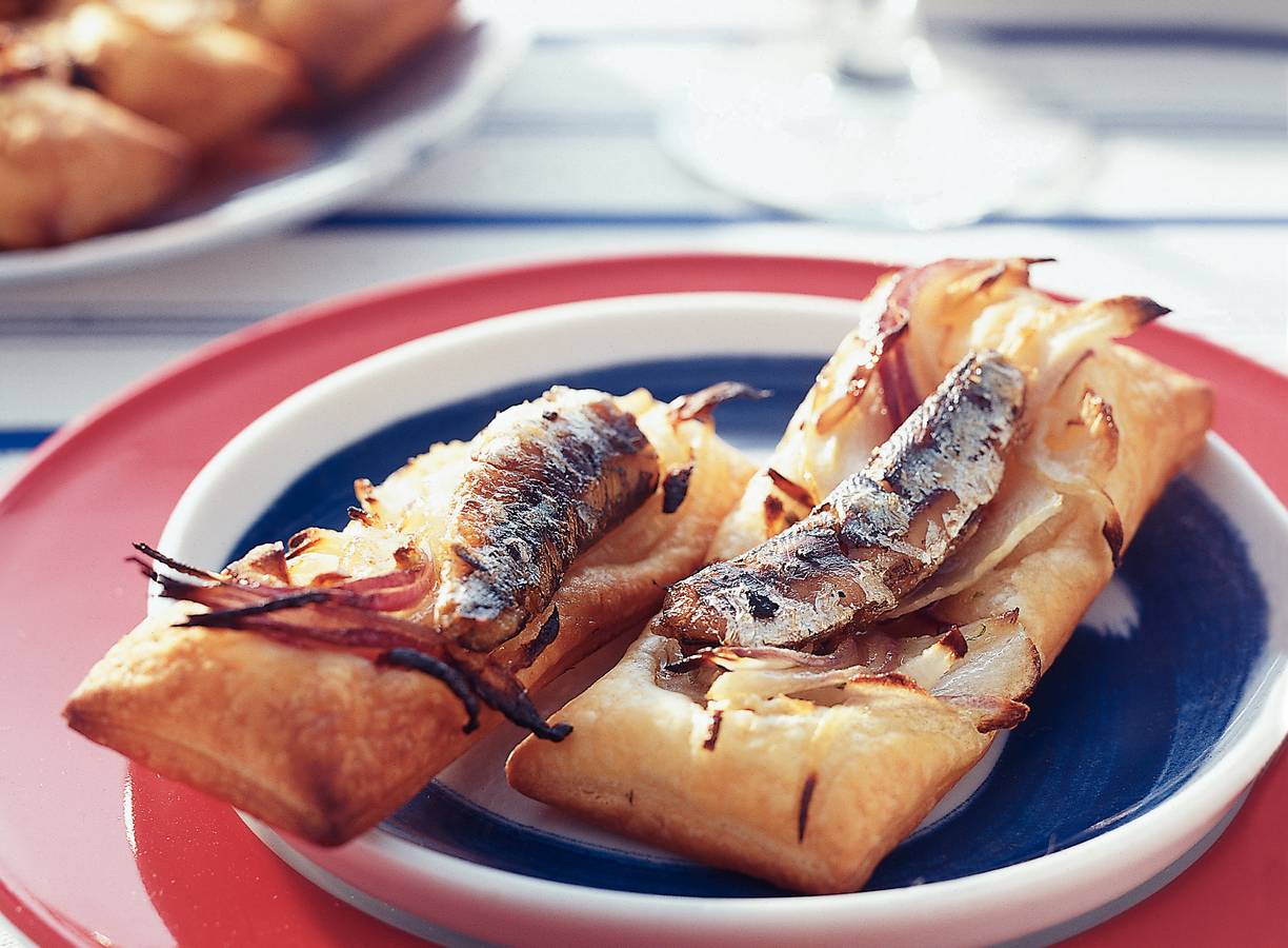 Bladerdeegtaartjes met venkel en sardine