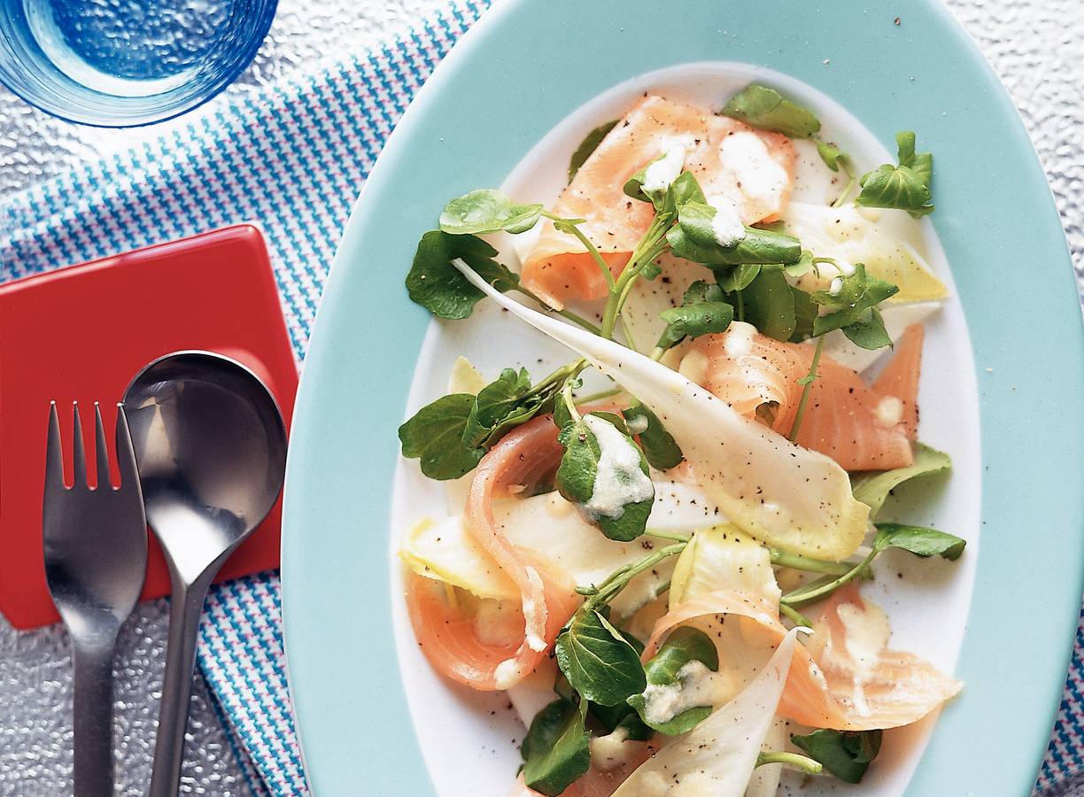 Salade met gerookte zalm en sinaasappeldressing
