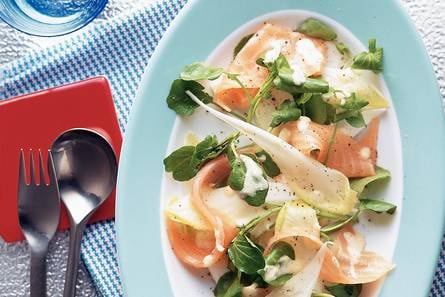 Salade met gerookte zalm en sinaasappeldressing
