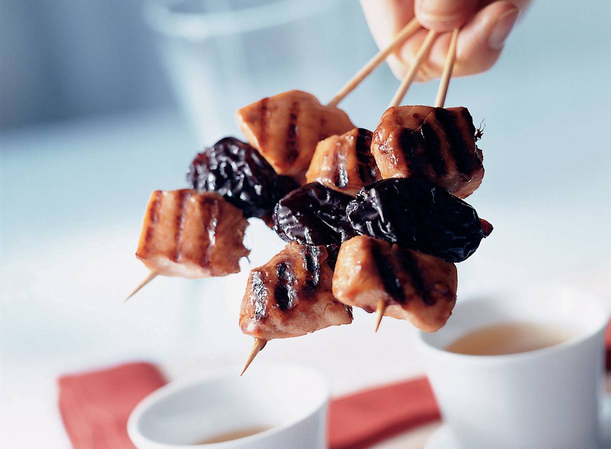 Japanse kipspiesjes met pruimen