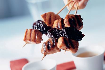 Japanse kipspiesjes met pruimen