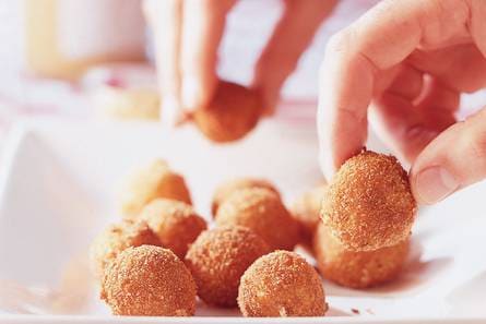 Bitterballen van Friese nagelkaas