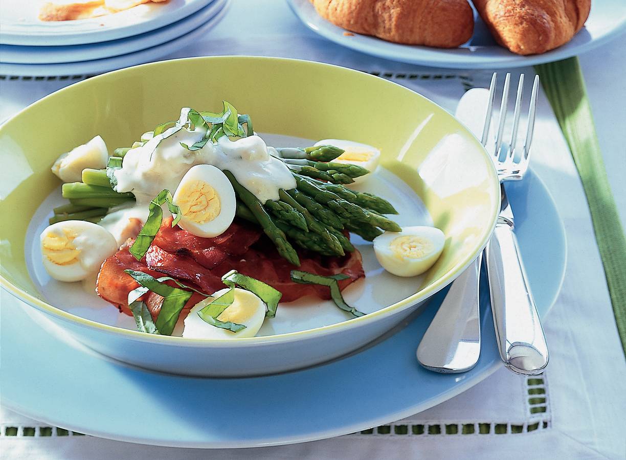 Groene aspergetips met ham en kwartelei