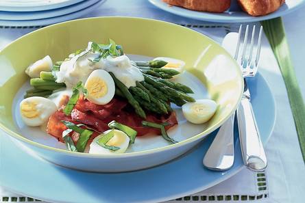Groene aspergetips met ham en kwartelei