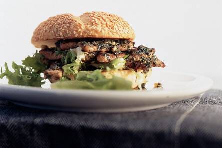 Broodje warm vlees met bieslookpesto
