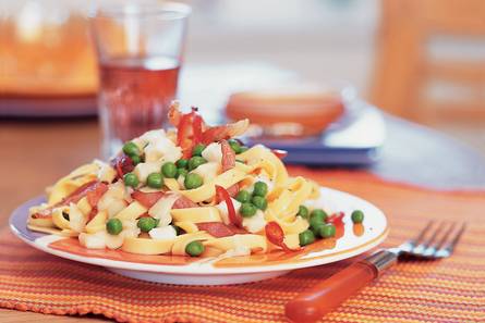 Pasta met bacon en doperwten