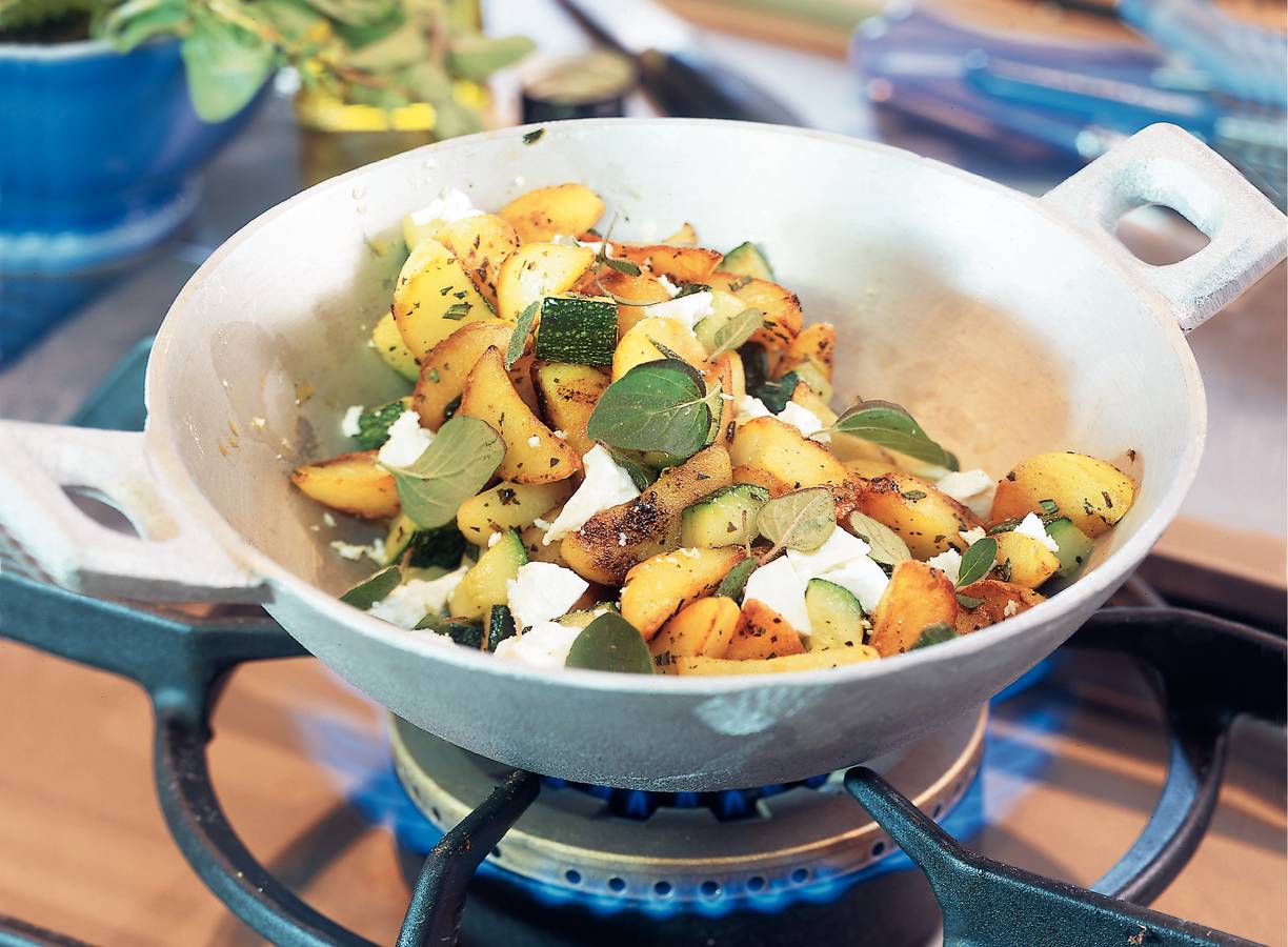 Grieks aardappel-courgettepannetje