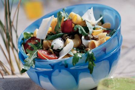 Lauwwarme pastasalade met rucola en mozzarella