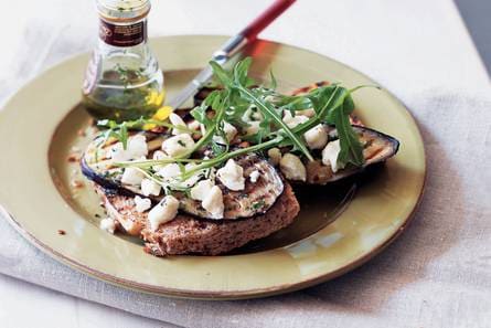 Toast met aubergine en geitenkaas