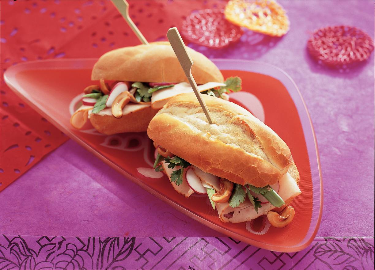 Vietnamees stokbrood met kip en koriander