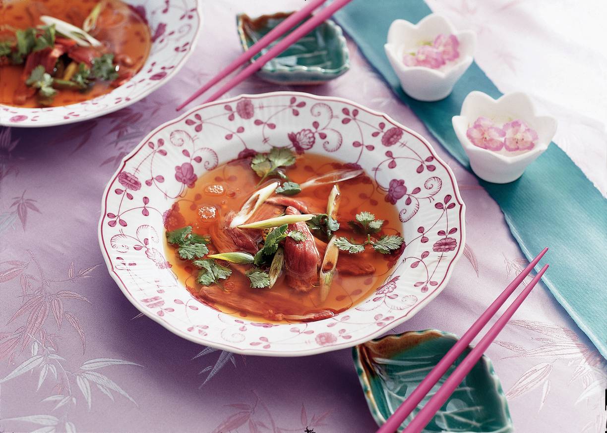 Heldere gemberbouillon met eendenborst