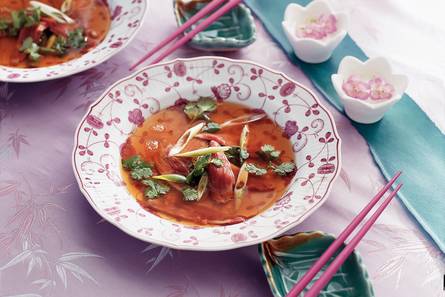 Heldere gemberbouillon met eendenborst
