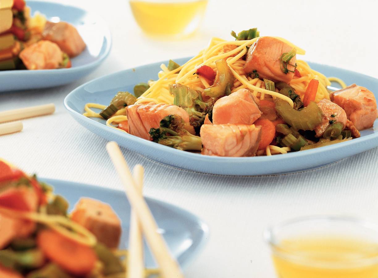 Mie met zalm en roerbakgroenten