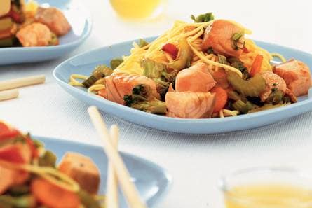 Mie met zalm en roerbakgroenten
