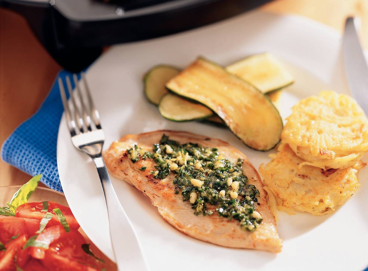 Kalkoenschnitzel met citroen-bieslookpesto en aardappelkoekjes