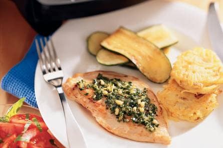 Kalkoenschnitzel met citroen-bieslookpesto en aardappelkoekjes