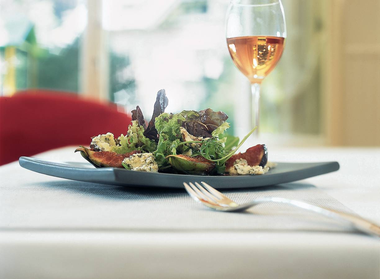 Salade met warme gemarineerde vijgen en blauwe kaas