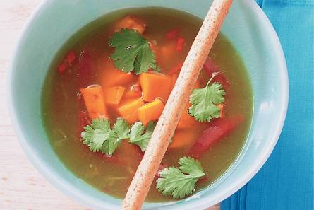 Kerriebouillon met geroosterde pompoen