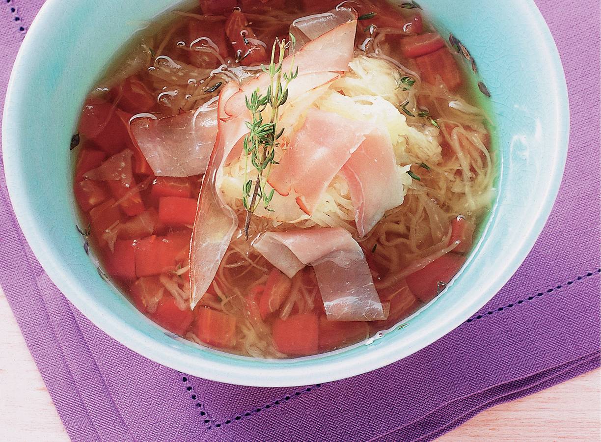 Tomatenbouillon met zuurkool en ham