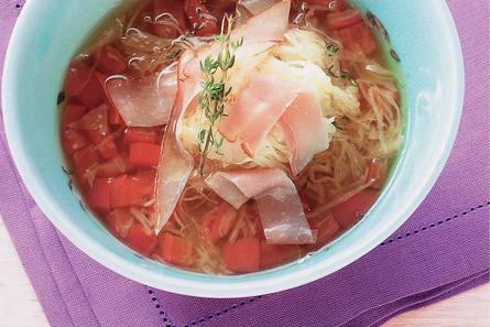 Tomatenbouillon met zuurkool en ham