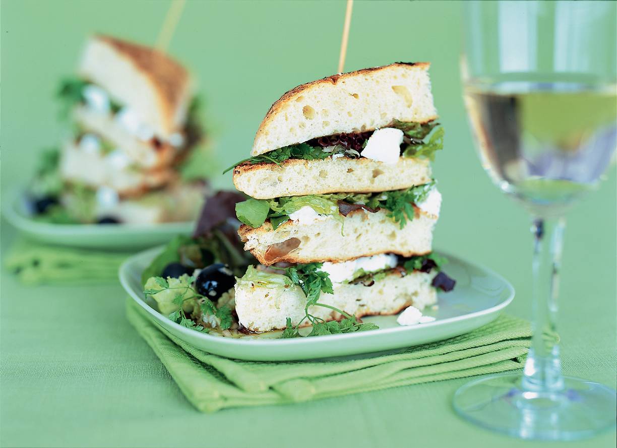 Gegrilde focaccia met geitenkaas en kervelsla