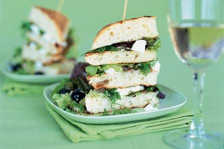 Gegrilde focaccia met geitenkaas en kervelsla