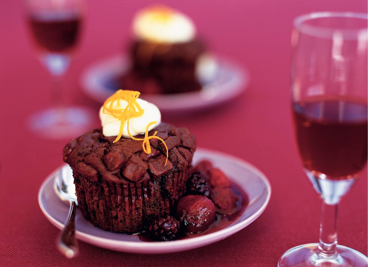 Chocoladecake met bosvruchtensaus