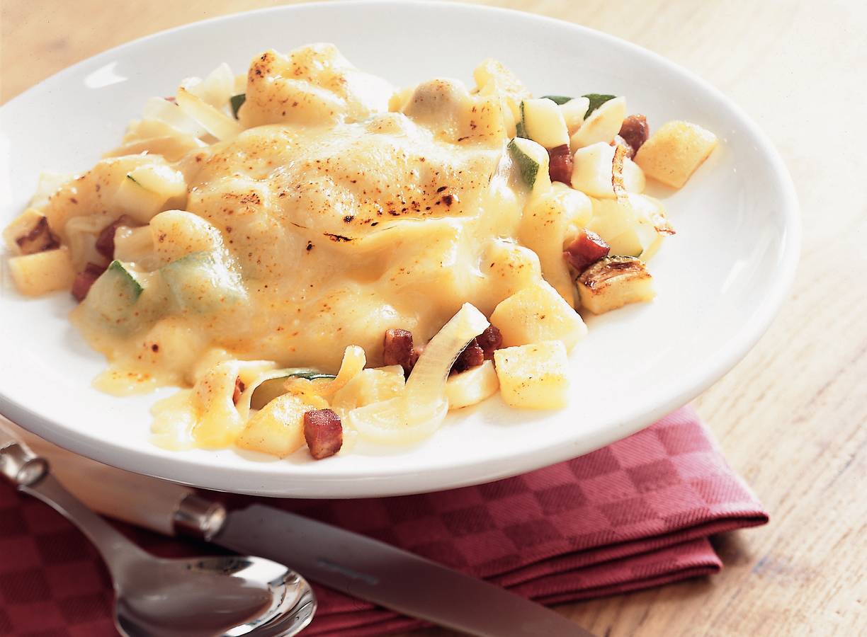 Aardappelschotel met kaas en courgette