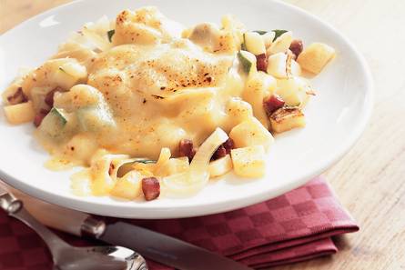 Aardappelschotel met kaas en courgette