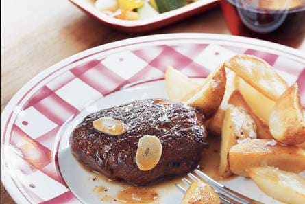 Knoflookbiefstuk met frites en salade