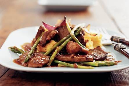 Hertenbiefstuk met kastanjechampignons en aspergepunten