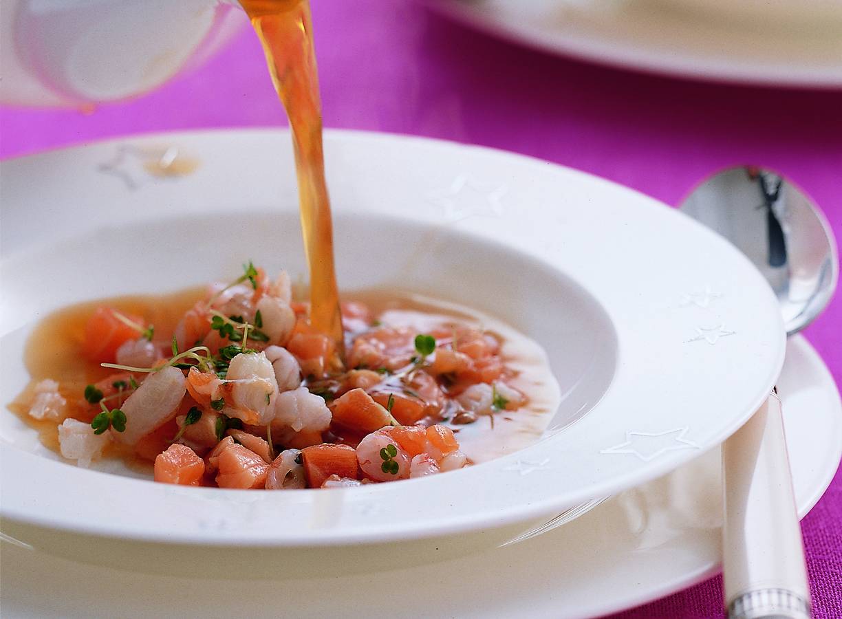 'Thee' van visbouillon met zalm en garnalen