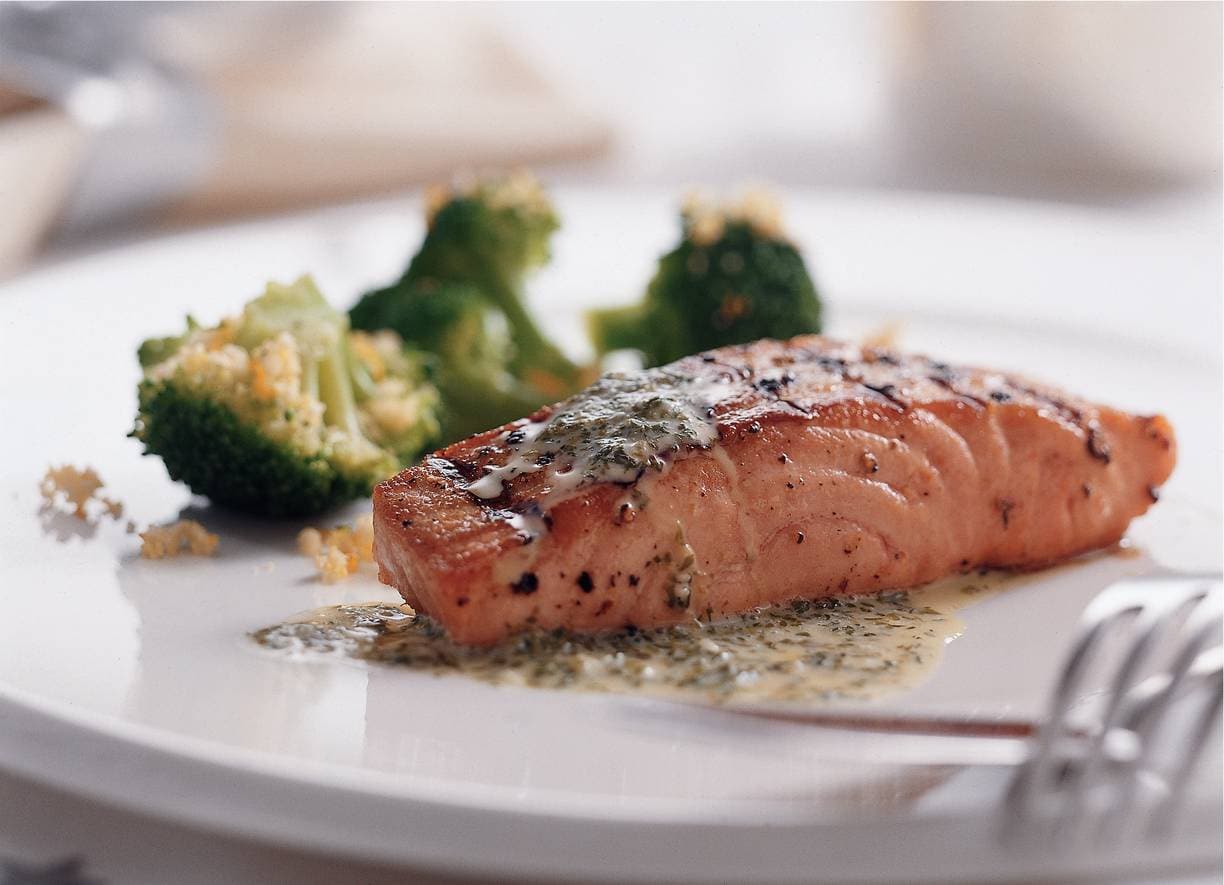 Gegrilde zalmfilet met kervelsaus